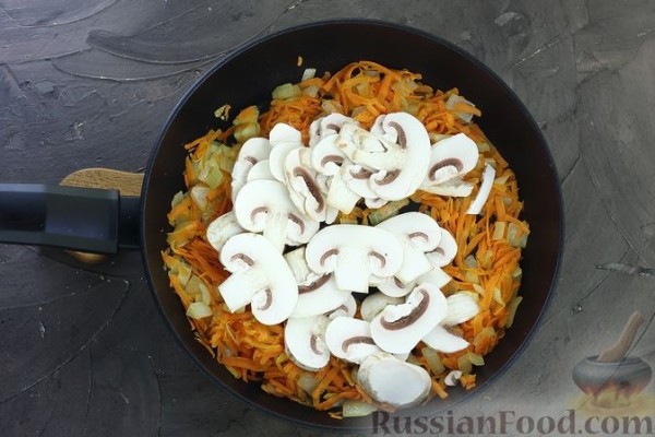 Макароны с грибами и фасолью (на сковороде)