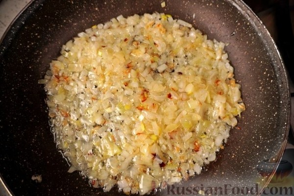 Рулетики из телятины с рисом и грибами, в сметанном соусе