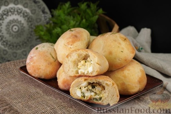 Картофельные булочки с яйцами, зеленью и сыром