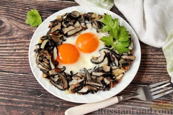 Яичница с луком и лесными грибами