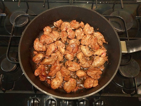Куриная печень с луком в сметане
