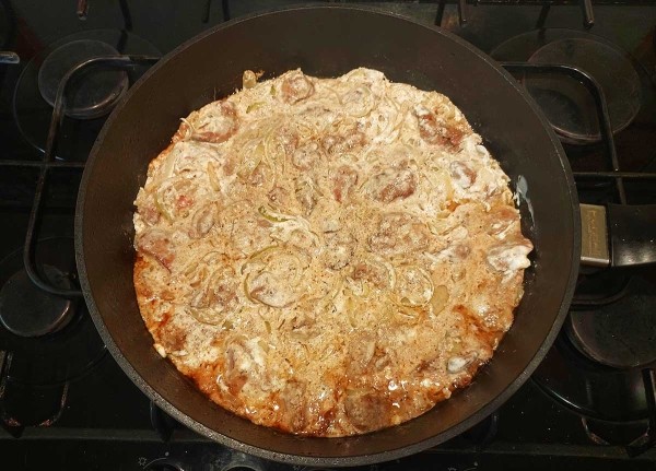Куриная печень с луком в сметане