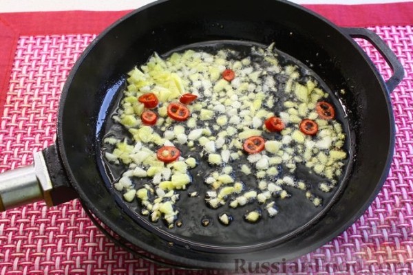 Жареная свинина с огурцами, чесноком, имбирём и перцем чили