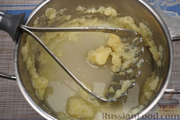 Картофельные булочки с яйцами, зеленью и сыром