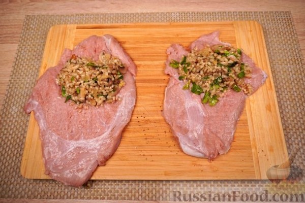 Рулетики из телятины с рисом и грибами, в сметанном соусе