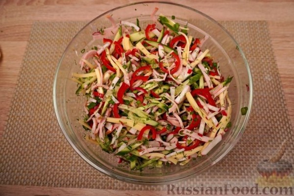 Овощной салат с ветчиной и сыром