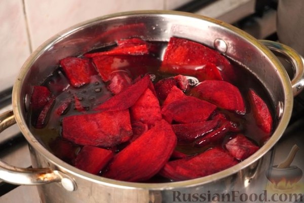 Свекольный бульон с мясными ушками