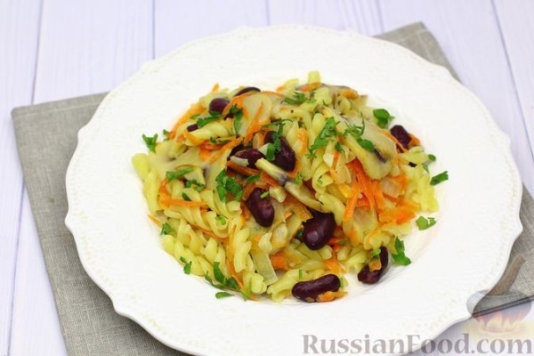 Макароны с грибами и фасолью (на сковороде)