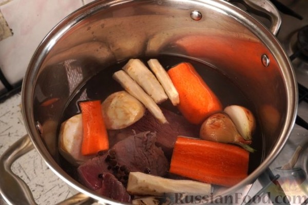 Свекольный бульон с мясными ушками
