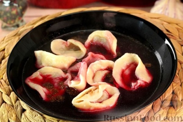 Свекольный бульон с мясными ушками