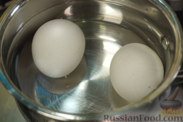 Картофельные булочки с яйцами, зеленью и сыром