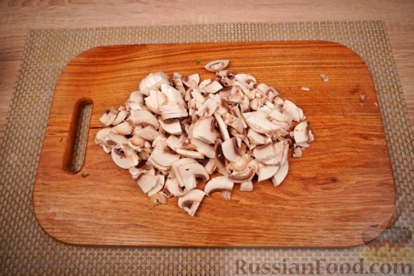 Рулетики из телятины с рисом и грибами, в сметанном соусе