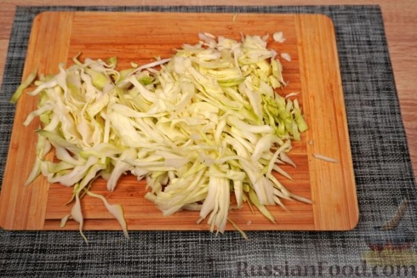 Свиные рёбра, тушенные с капустой, фасолью и помидорами