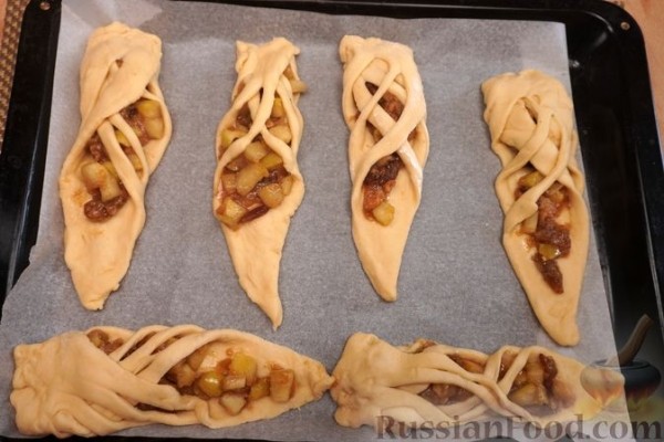 Булочки с яблоками и изюмом, из дрожжевого теста "Водолаз"