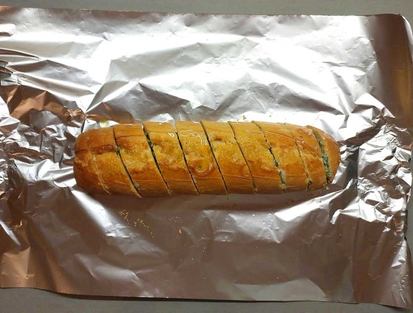 Багет с чесноком и зеленью
