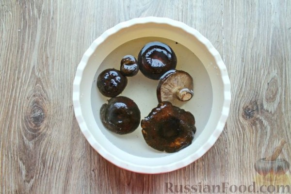 Яичница с луком и лесными грибами