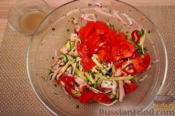 Овощной салат с ветчиной и сыром