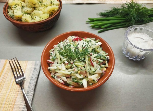 Салат с редисом, огурцом и яйцом