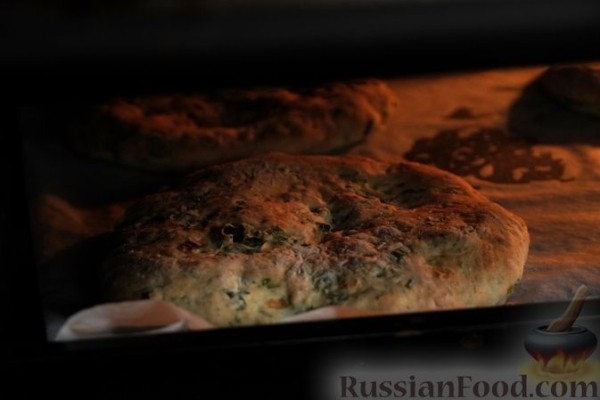 Дрожжевые лепёшки на йогурте, с кинзой, укропом и зелёным луком