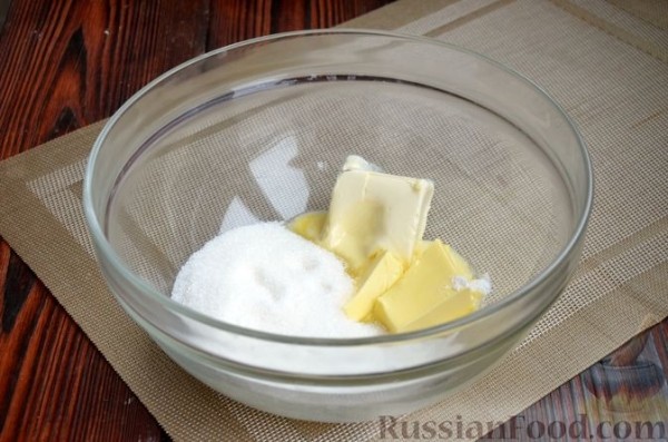 Кекс с черносливом, изюмом и шоколадной глазурью