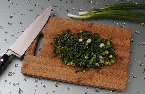 Салат с редисом, огурцом и яйцом
