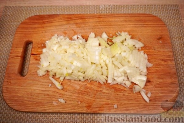 Рулетики из телятины с рисом и грибами, в сметанном соусе