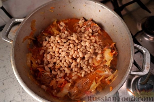 Свиные рёбра, тушенные с капустой, фасолью и помидорами