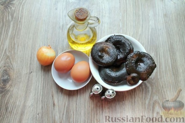 Яичница с луком и лесными грибами