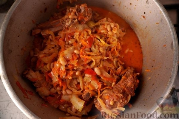 Свиные рёбра, тушенные с капустой, фасолью и помидорами
