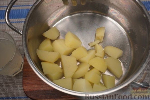 Картофельные булочки с яйцами, зеленью и сыром