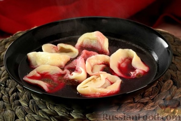 Свекольный бульон с мясными ушками
