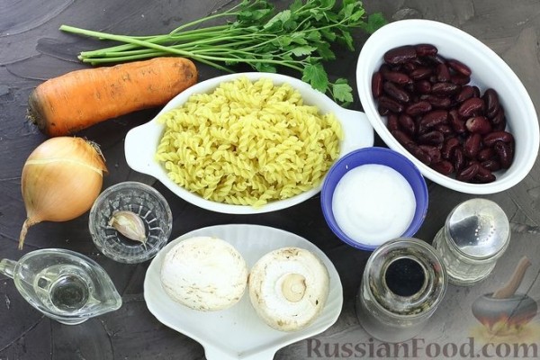 Макароны с грибами и фасолью (на сковороде)