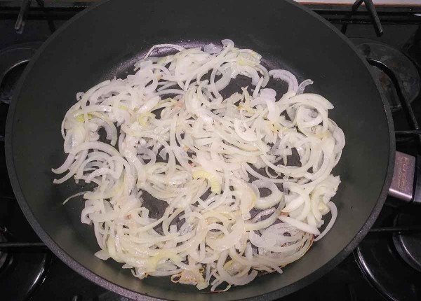 Куриная печень с луком в сметане