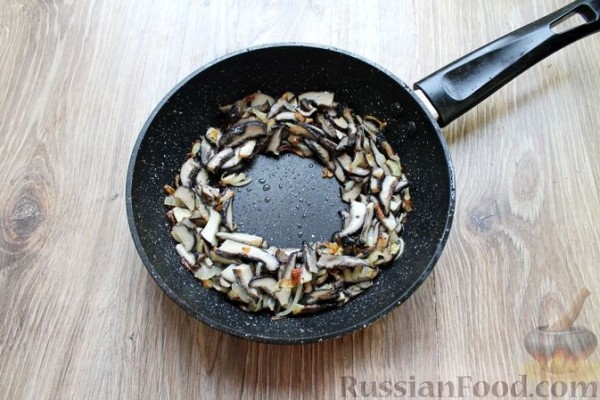 Яичница с луком и лесными грибами