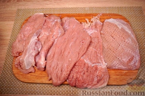 Рулетики из телятины с рисом и грибами, в сметанном соусе
