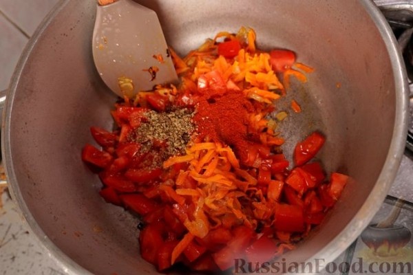 Свиные рёбра, тушенные с капустой, фасолью и помидорами