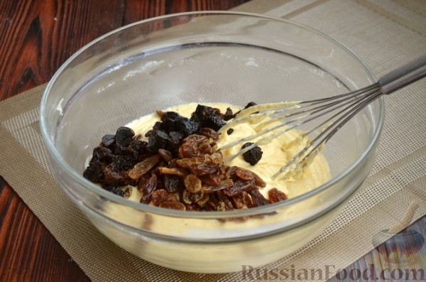 Кекс с черносливом, изюмом и шоколадной глазурью