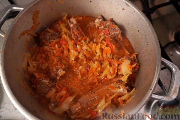 Свиные рёбра, тушенные с капустой, фасолью и помидорами