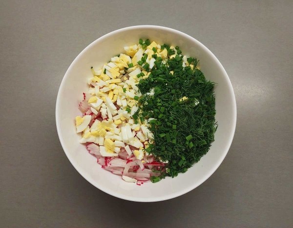 Салат с редисом, огурцом и яйцом