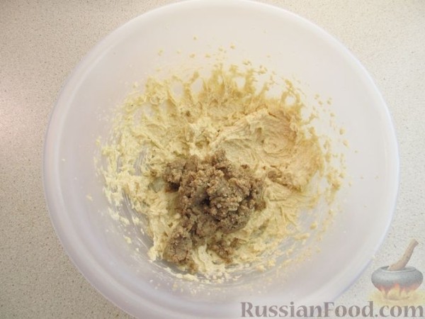 Шоколадный кекс с бананом, изюмом и ореховой пастой