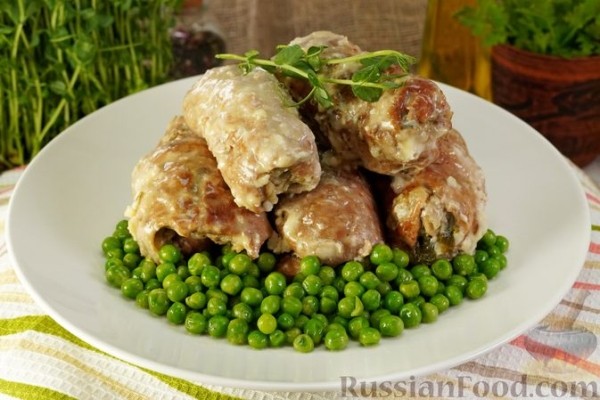 Рулетики из телятины с рисом и грибами, в сметанном соусе