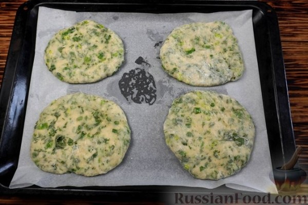 Дрожжевые лепёшки на йогурте, с кинзой, укропом и зелёным луком