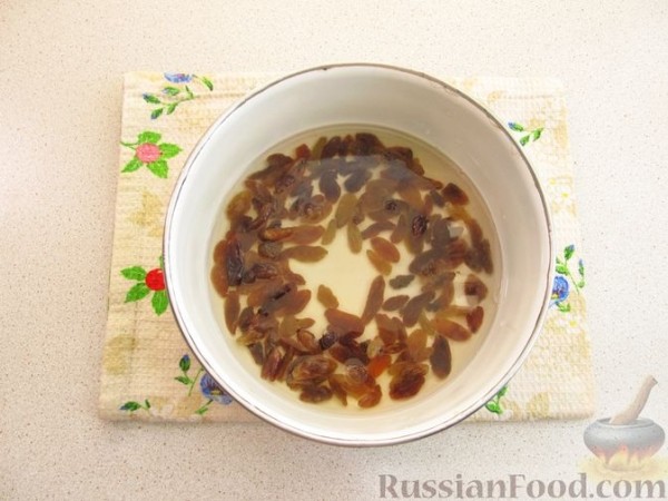 Шоколадный кекс с бананом, изюмом и ореховой пастой