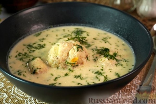 Рыбный суп с фрикадельками и сметаной