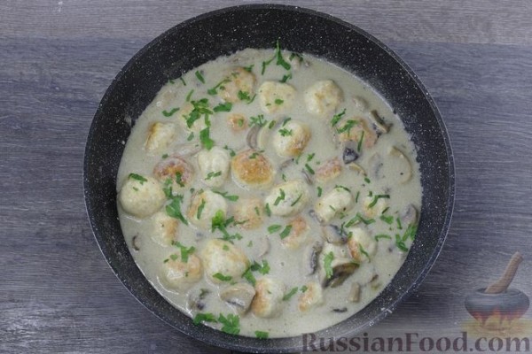 Куриные тефтели в грибном соусе