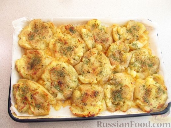 Запечённая молодая картошка с сыром