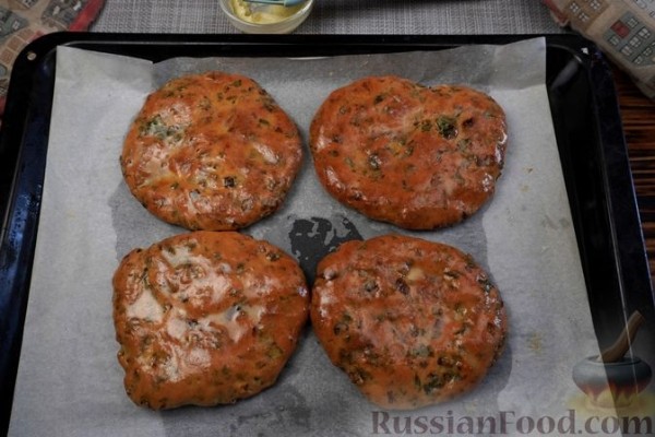 Дрожжевые лепёшки на йогурте, с кинзой, укропом и зелёным луком