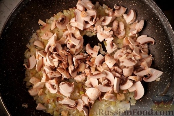 Рулетики из телятины с рисом и грибами, в сметанном соусе