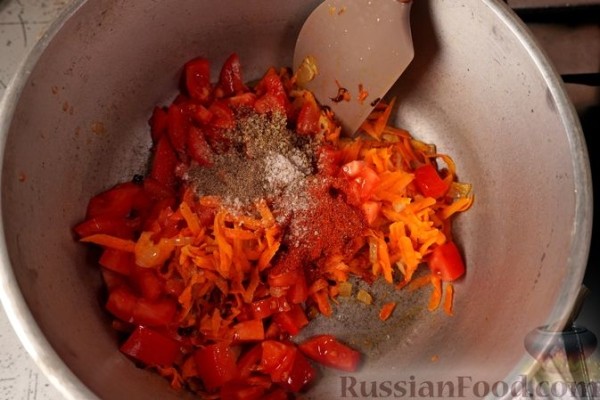 Свиные рёбра, тушенные с капустой, фасолью и помидорами