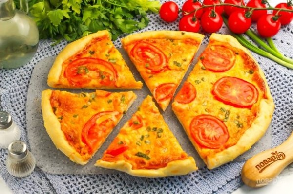 Пицца с помидорами и сыром